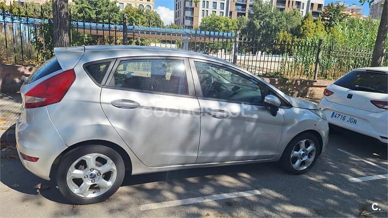Gris / plata Usado 2009 Ford Fiesta Trend Utilitario | 5000 € (Precio justo) - Imagen 1/4