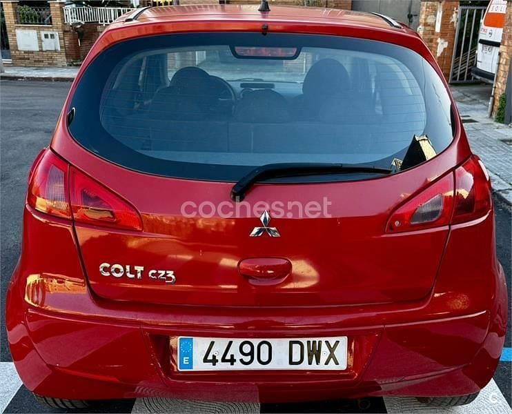 Usado Mitsubishi Colt Inform 75 CV (55 kW) 2006 Rojo Berlina