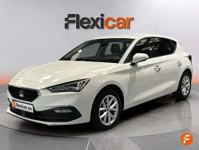 Usado Seat Leon Style 130 CV (95 kW) 2021 Blanco Berlina