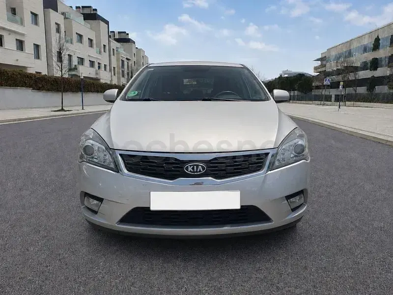 Usado Kia Ceed 90 CV (66 kW) 2010 Gris / plata Utilitario