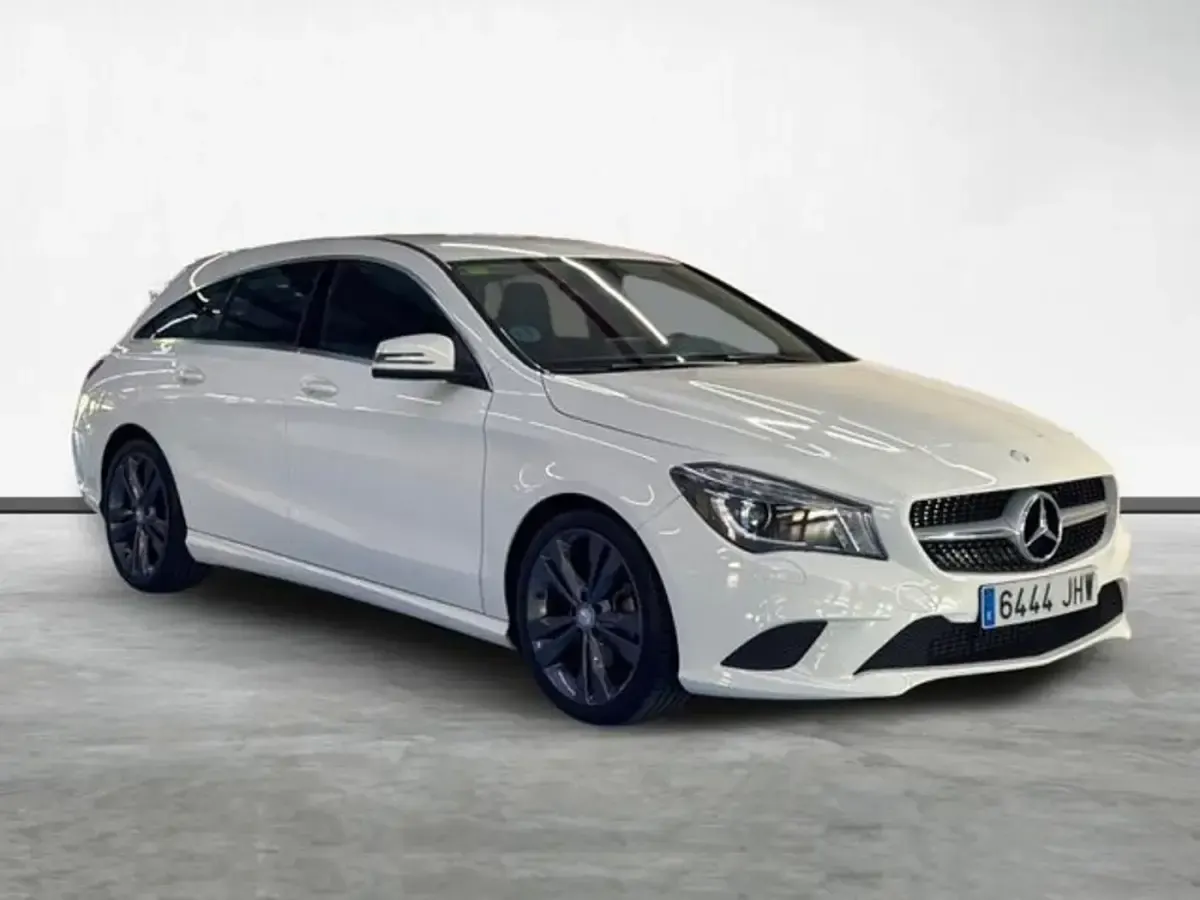 Usado Mercedes CLA180 Shooting Brake 122 CV (89 kW) 2015 Blanco Familiar