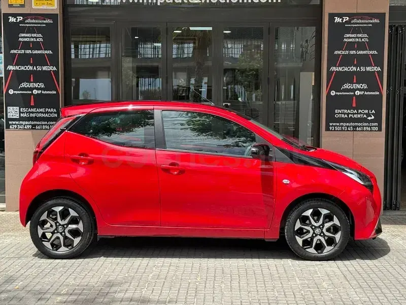 Usado Toyota Aygo X-play 72 CV (52 kW) 2019 Rojo Utilitario