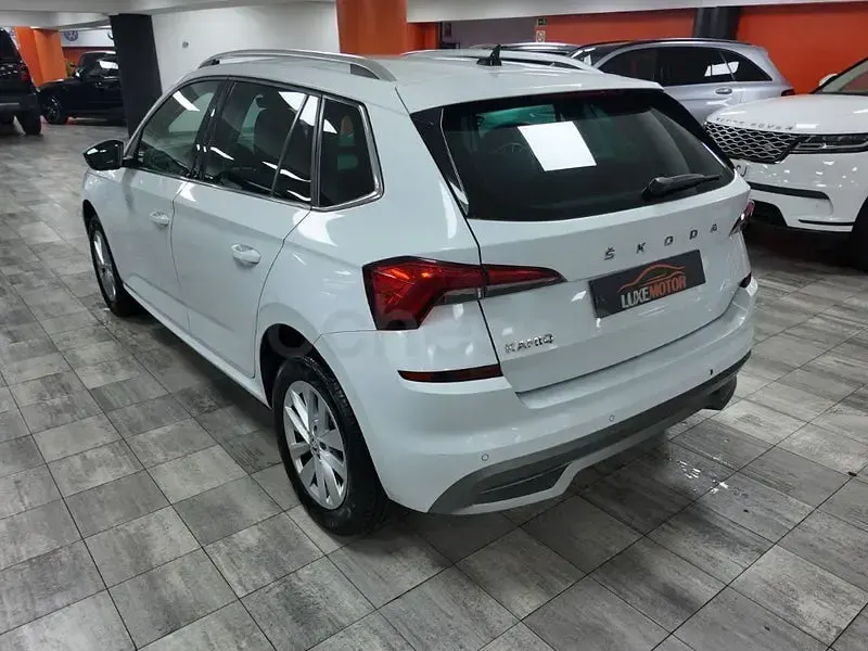 Usado Skoda Kamiq Style 110 CV (80 kW) 2023 Blanco SUV