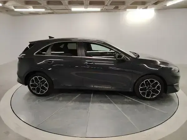 Usado Kia Ceed Style 100 CV (73 kW) 2025 Negro Utilitario
