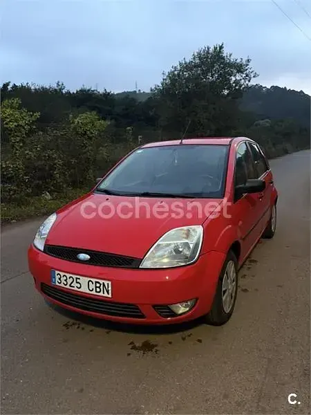 Usado Ford Fiesta Ghia 80 CV (58 kW) 2002 Rojo Utilitario