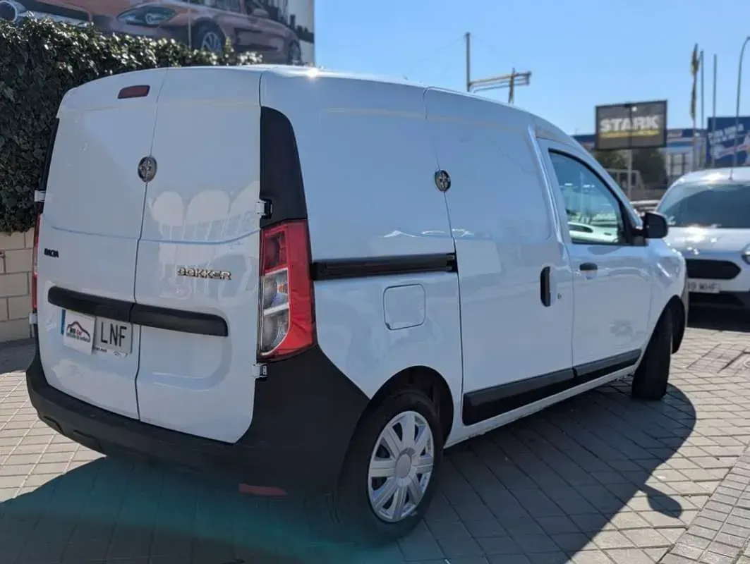 Usado Dacia Dokker Essentiel 109 CV (80 kW) 2021 Blanco Monovolumen