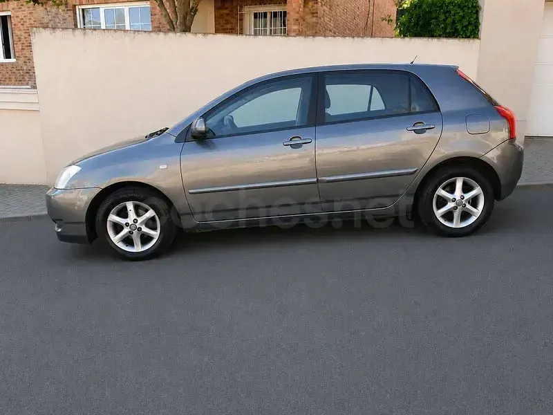 Usado Toyota Corolla Sol 110 CV (80 kW) 2003 Gris / plata Berlina