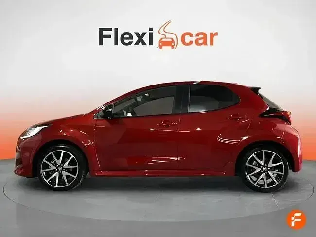 Usado Toyota Yaris Plus 116 CV (85 kW) 2022 Rojo Utilitario