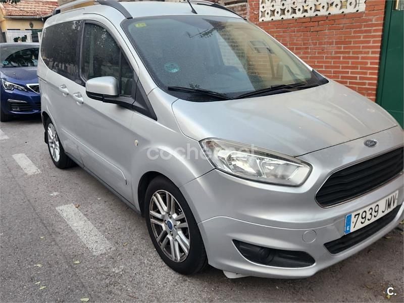 Usado Ford Tourneo Courier Titanium 95 CV (69 kW) 2016 Gris / plata Monovolumen