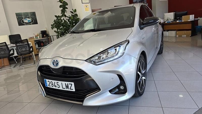 Usado Toyota Yaris Hybrid Plus 116 CV (85 kW) 2021 Gris / plata Berlina