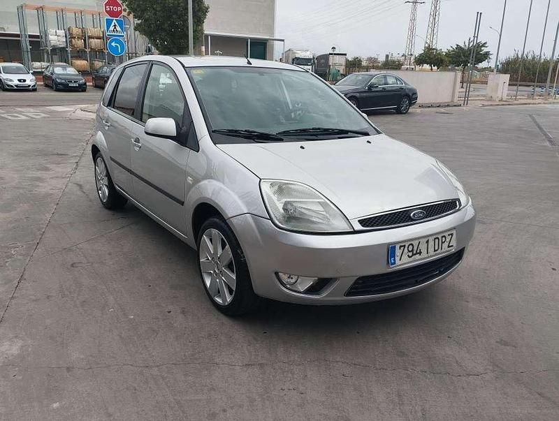 Plateado Usado 2005 Ford Fiesta Ambiente Utilitario | 3950 € (Precio justo) - Imagen 1/4