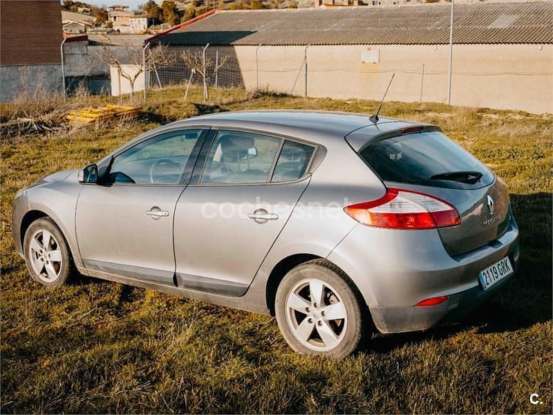 Usado Renault Mégane Expression 105 CV (77 kW) 2009 Gris / plata Berlina