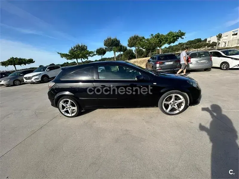 Usado Opel Astra GTC Sport 150 CV (110 kW) 2006 Negro Berlina