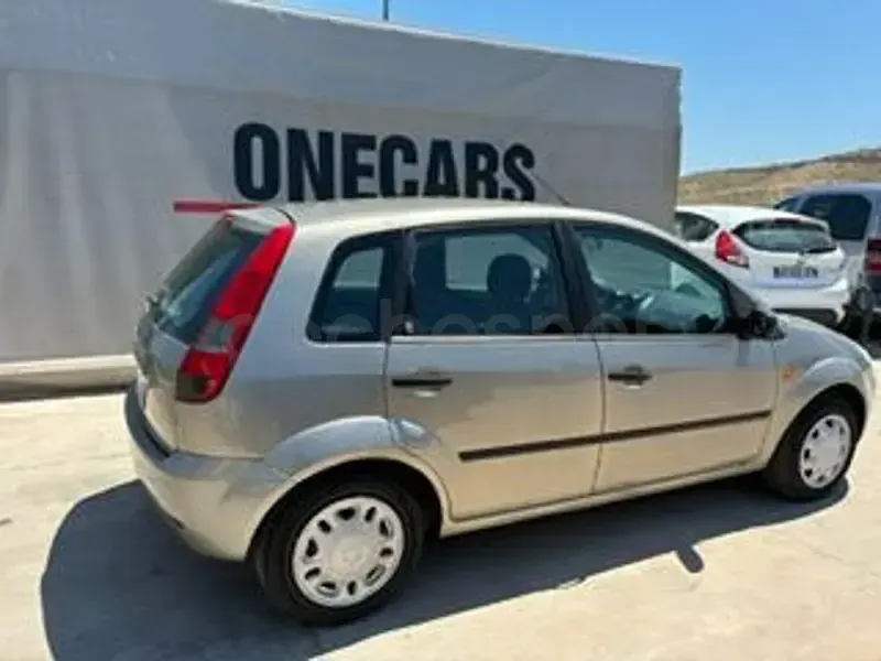 Usado Ford Fiesta Ghia 80 CV (58 kW) 2004 Beige Utilitario