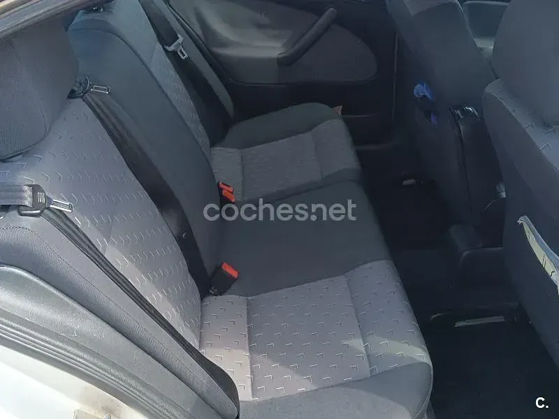 Usado Skoda Octavia Ambiente 90 CV (66 kW) 2004 Gris / plata Berlina