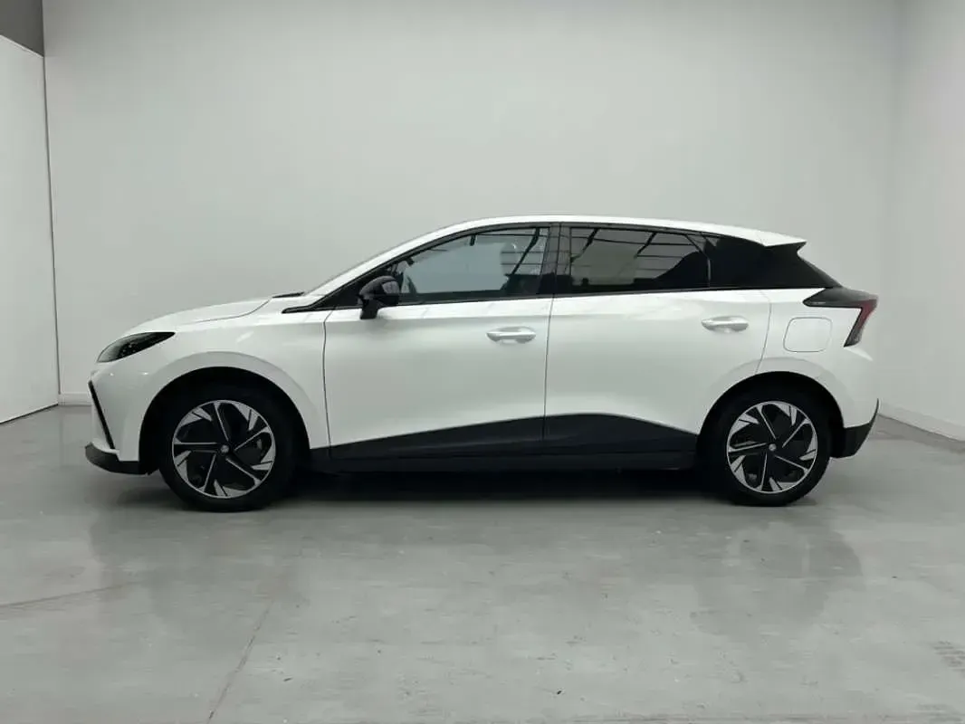Usado MG MG4 EV Luxury 150 kW (204 CV) 2023 Blanco w&b Utilitario