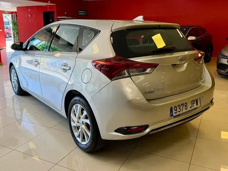Usado Toyota Auris Active 90 CV (66 kW) 2016 Gris / plata Berlina