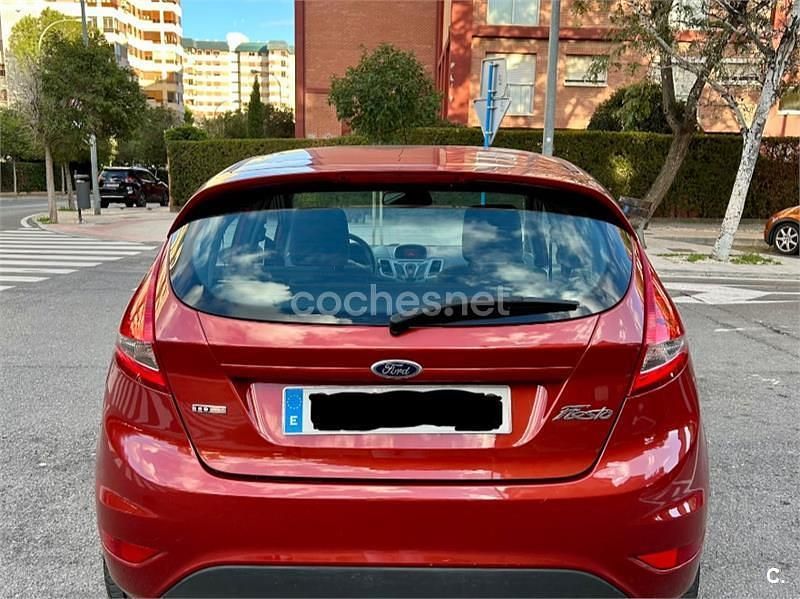 Usado Ford Fiesta Trend 68 CV (50 kW) 2009 Granate Utilitario