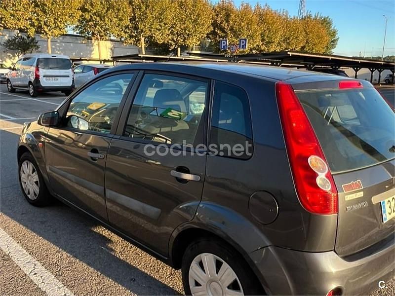 Usado Ford Fiesta Ambiente 70 CV (51 kW) 2007 Azul Berlina