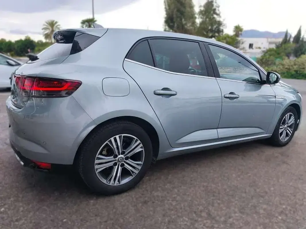 Usado Renault Mégane IV Zen 140 CV (102 kW) 2020 Gris Utilitario
