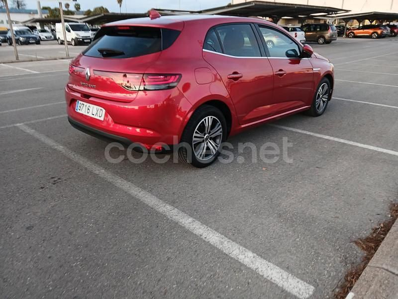 Usado Renault Mégane IV Zen 115 CV (84 kW) 2022 Rojo Berlina