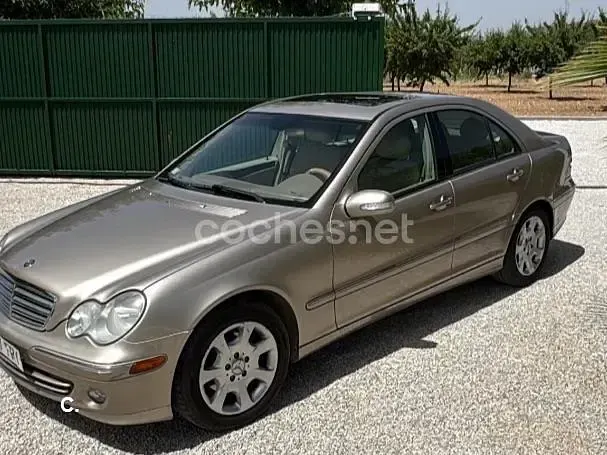 Usado Mercedes C240 Elegance 170 CV (125 kW) 2005 Gris / plata Berlina