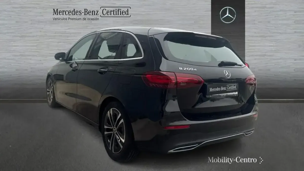 Usado Mercedes B200 150 CV (110 kW) 2024 Negro cosmos Utilitario