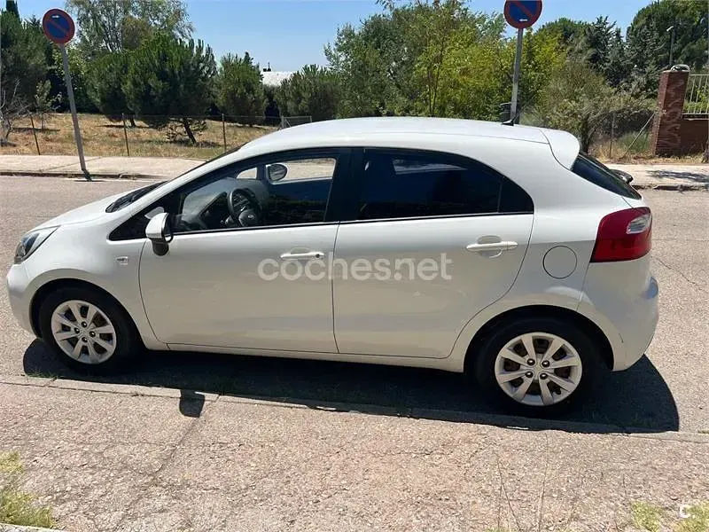 Usado Kia Rio 85 CV (62 kW) 2014 Blanco Berlina