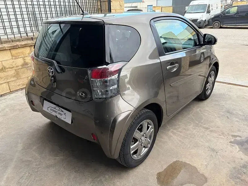 Usado Toyota iQ 68 CV (50 kW) 2011 Marrón Utilitario