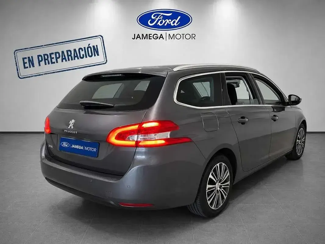 Usado Peugeot 308 SW Allure 131 CV (96 kW) 2021 Gris Familiar
