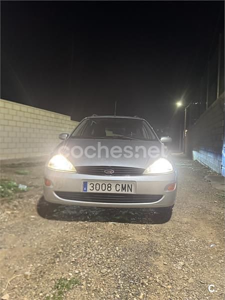 Usado Ford Focus Ghia 90 CV (66 kW) 2000 Gris / plata Familiar