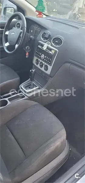 Usado Ford Focus Trend 100 CV (73 kW) 2005 Gris / plata Berlina