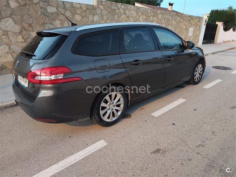 Usado Peugeot 308 SW Allure 130 CV (95 kW) 2018 Gris / plata Familiar