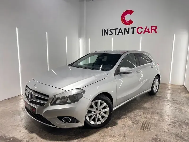 Usado Mercedes A180 136 CV (100 kW) 2019 Gris / plata Berlina