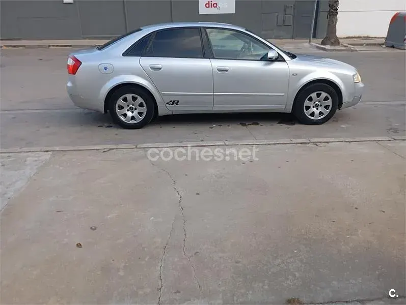 Usado Audi A4 130 CV (95 kW) 2003 Gris / plata Familiar