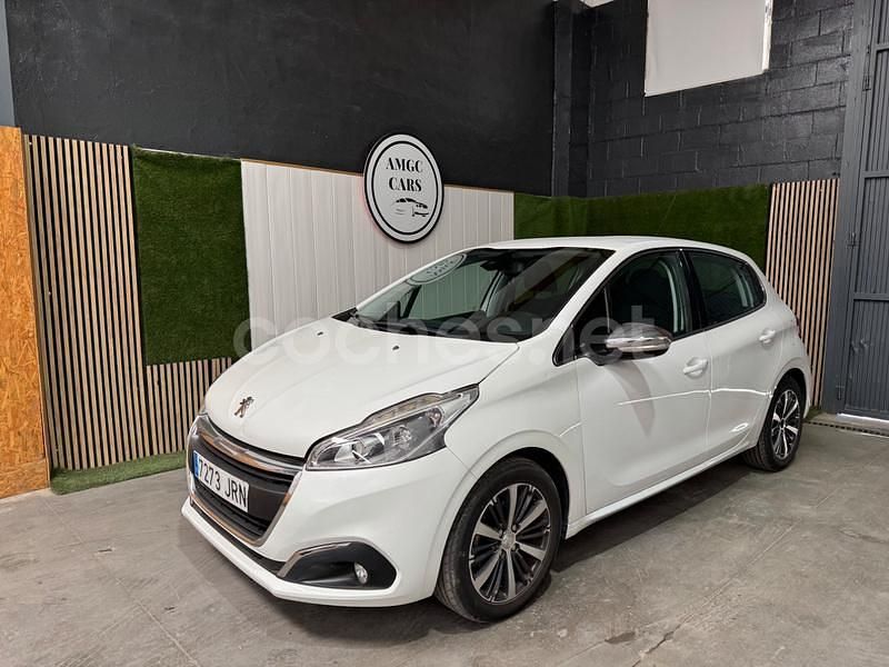 Blanco Usado 2016 Peugeot 208 Allure Utilitario | 5999 € (Buen precio) - Imagen 1/4