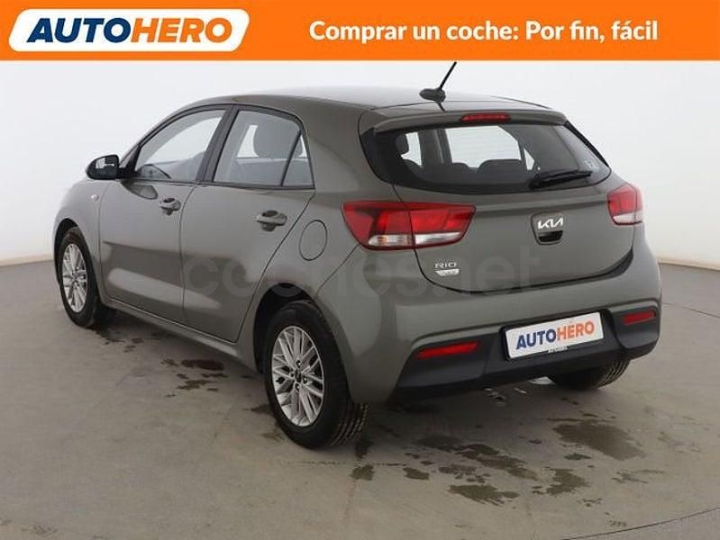 Usado Kia Rio 101 CV (74 kW) 2022 Gris Berlina