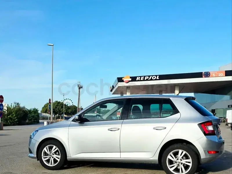 Usado Skoda Fabia Ambition 95 CV (69 kW) 2020 Gris / plata Utilitario