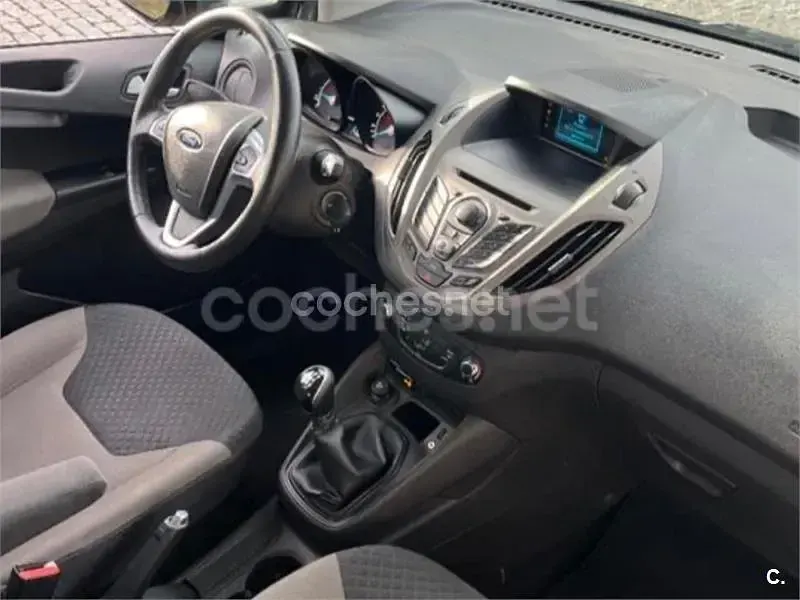 Usado Ford Tourneo Courier Trend 95 CV (69 kW) 2016 Negro Monovolumen