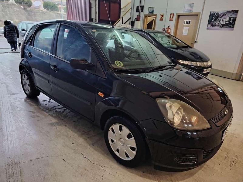 Usado Ford Fiesta Ambiente 68 CV (50 kW) 2008 Negro Utilitario