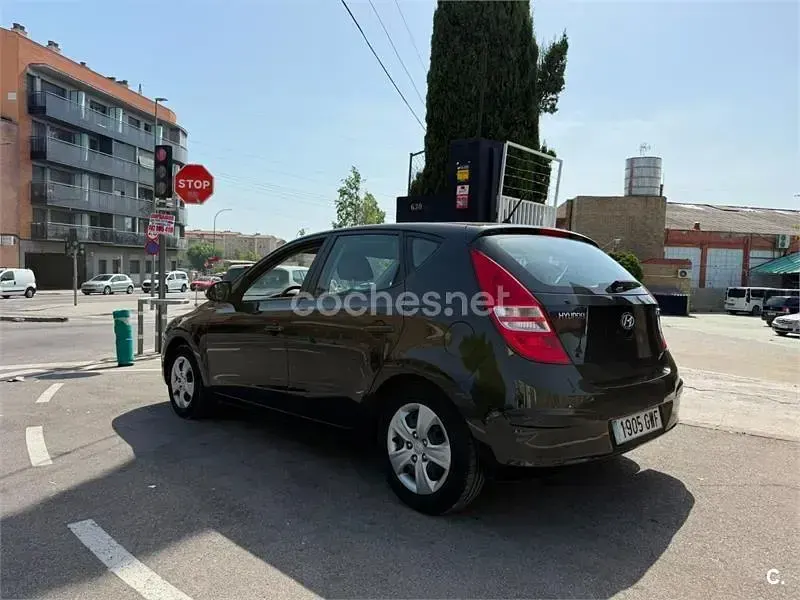 Usado Hyundai i30 Comfort 109 CV (80 kW) 2010 Negro Berlina