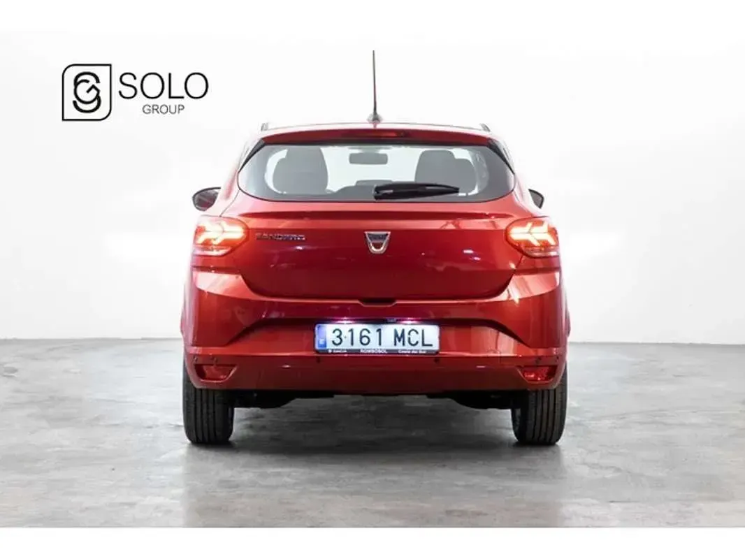 Usado Dacia Sandero Comfort 91 CV (66 kW) 2022 Rojo Utilitario