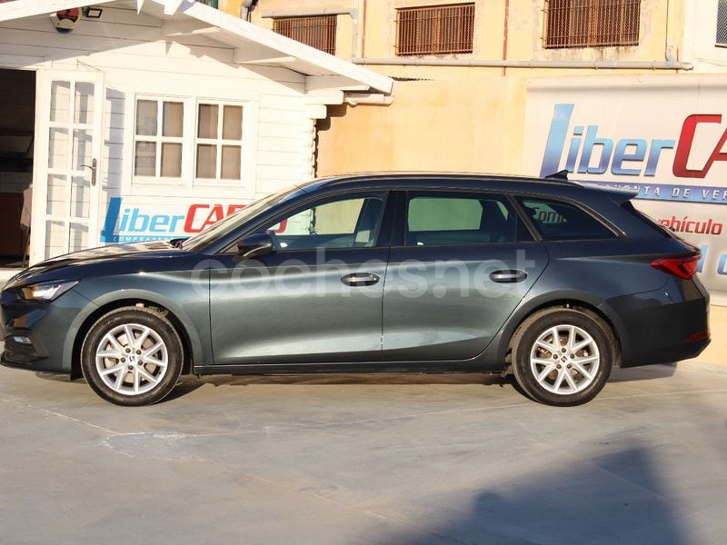 Usado Seat Leon Style 150 CV (110 kW) 2021 Gris / plata Familiar