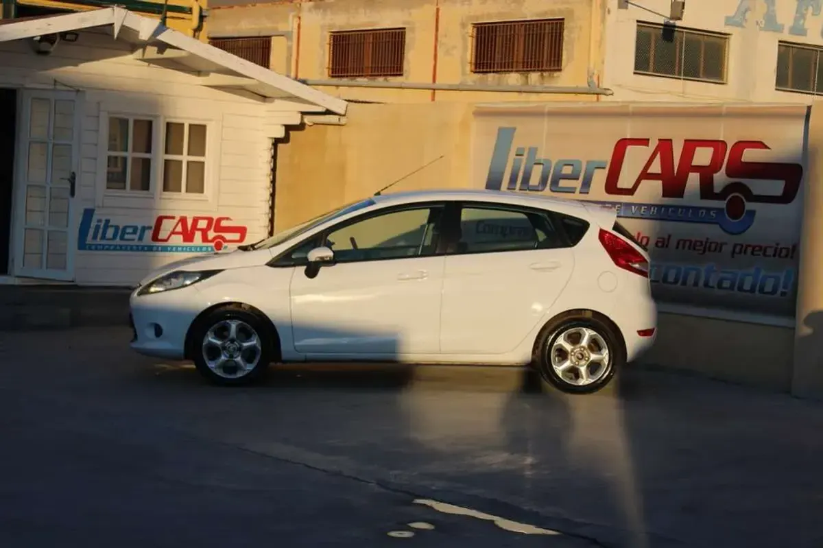 Usado Ford Fiesta Ghia 90 CV (66 kW) 2010 Blanco Utilitario