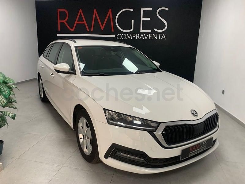 Usado Skoda Octavia Active 115 CV (84 kW) 2021 Blanco Familiar