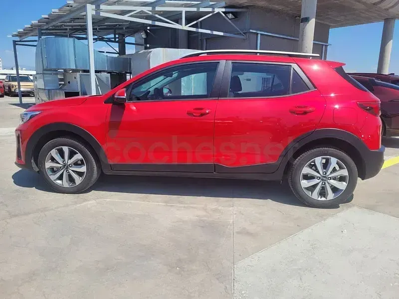 Usado Kia Stonic 100 CV (73 kW) 2024 Granate SUV