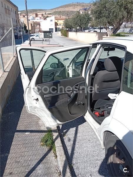 Usado Ford Focus Trend 115 CV (84 kW) 2002 Blanco Berlina