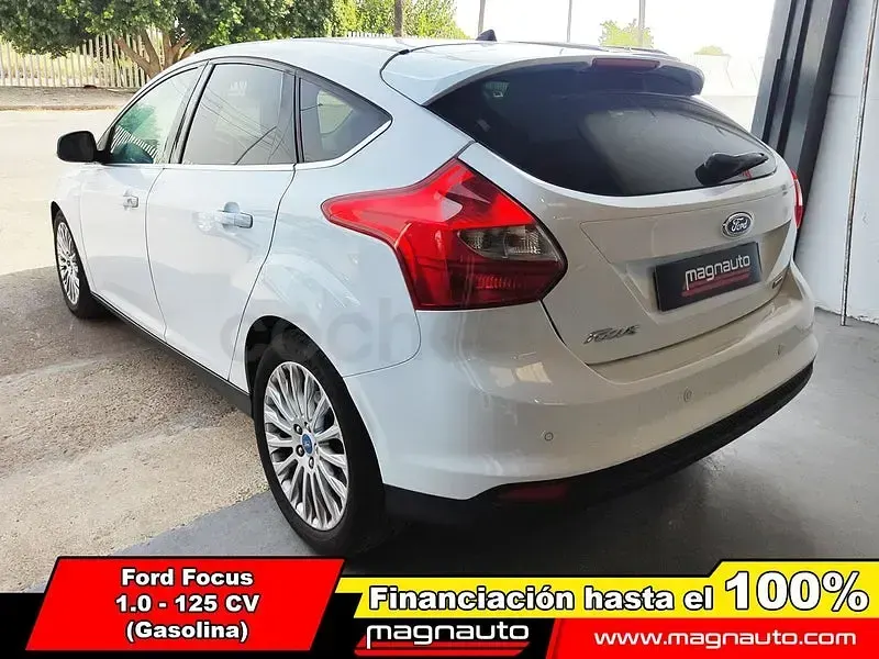 Usado Ford Focus Trend 125 CV (91 kW) 2014 Blanco Berlina