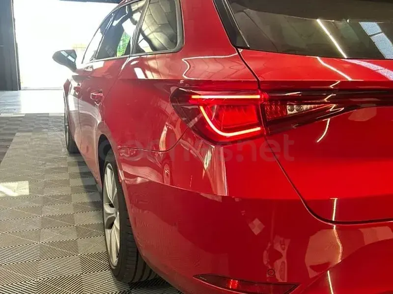 Usado Seat Leon FR 150 CV (110 kW) 2023 Rojo Familiar