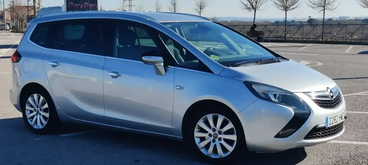 Usado Opel Zafira Tourer Selective 131 CV (96 kW) 2012 Gris Monovolumen